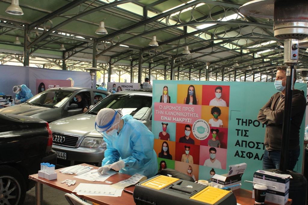"Drive through testing" για τον κορωνοιό από κλιμάκια του ΕΟΔΥ στη Σκεπαστή Αγορά της Νεάπολης 